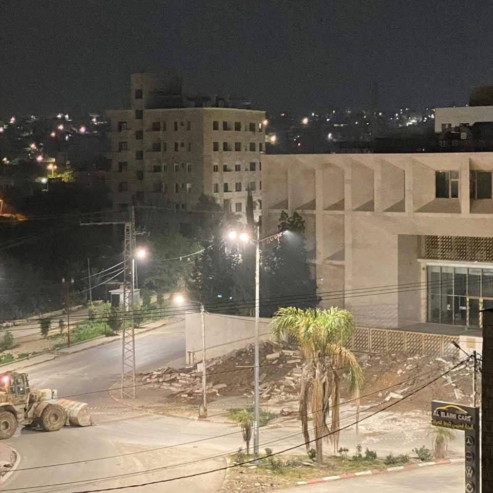 الاحتلال يهدم مدخل محكمة طولكرم ويسبب أضراراً في أعمال المحاكم